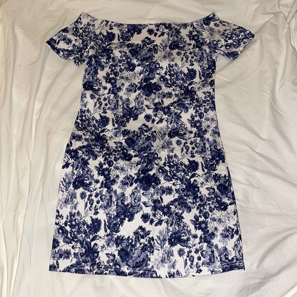 NEW Blue and white flower patterned stretchy mid length dress